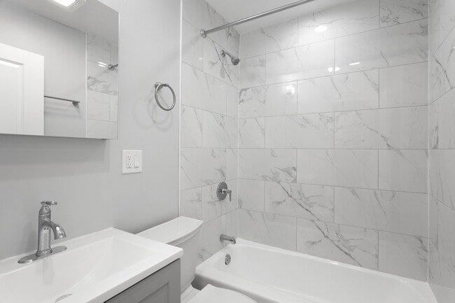 Building Photo - 6758 N Sheridan Rd