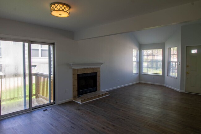 Building Photo - This conveniently located townhome is read...