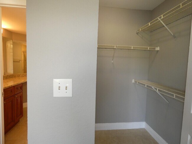 Building Photo - 2841 N Oakland Forest Dr