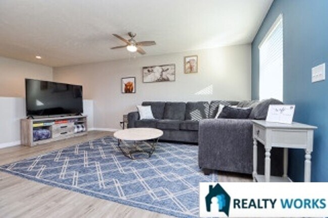 Building Photo - 3 Bedroom, 2.5 Bath townhome in great loca...