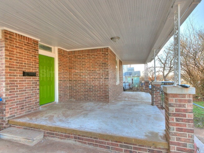 Building Photo - 611 E Springer Ave