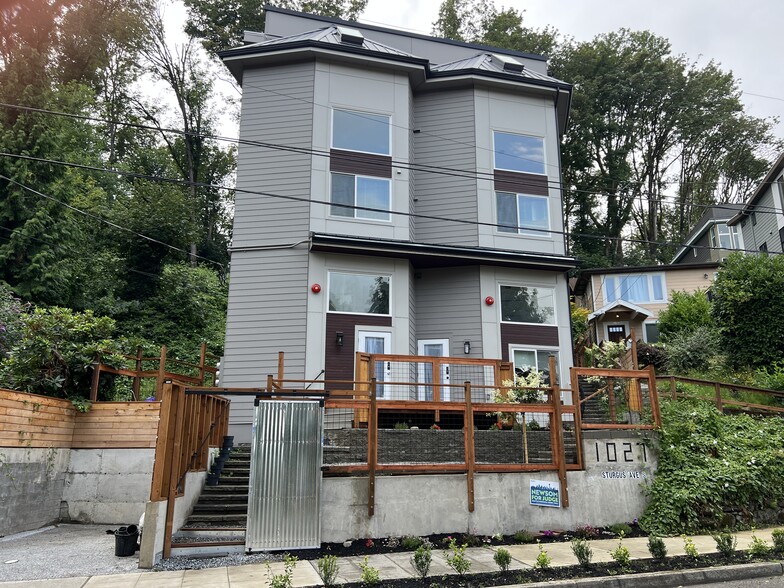 Building Photo - 1027 Sturgus Ave S