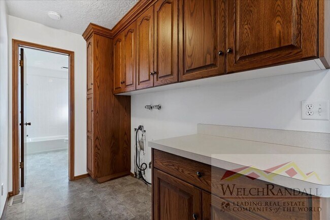 Building Photo - Your Ideal 4-Bed Layton Home - Style, Space & Location!