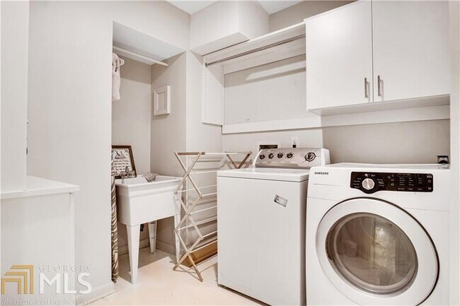 Building Photo - 1042 Northcliffe Dr NW