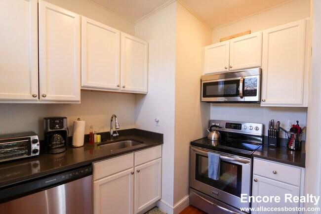 Building Photo - 1871 Beacon St