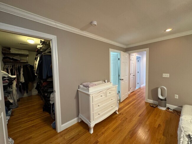 Building Photo - Waltham 3 bed 2.5 Bath