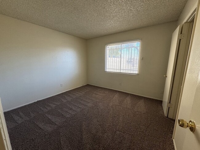 Building Photo - Maryvale 2br Townhome
