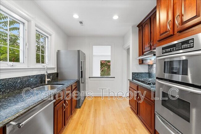 Building Photo - 1105 20th St