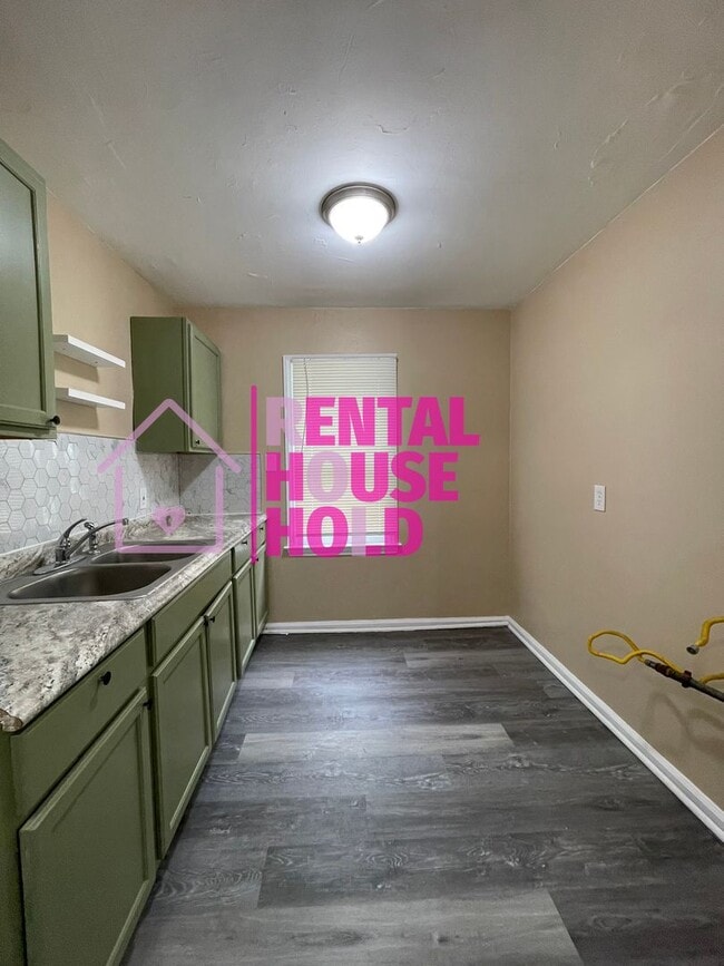 Building Photo - ~ 3 BEDROOM 1.5  BATH SINGLE FAMILY HOME~ ...