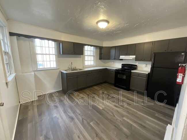 Building Photo - 631 E Market St