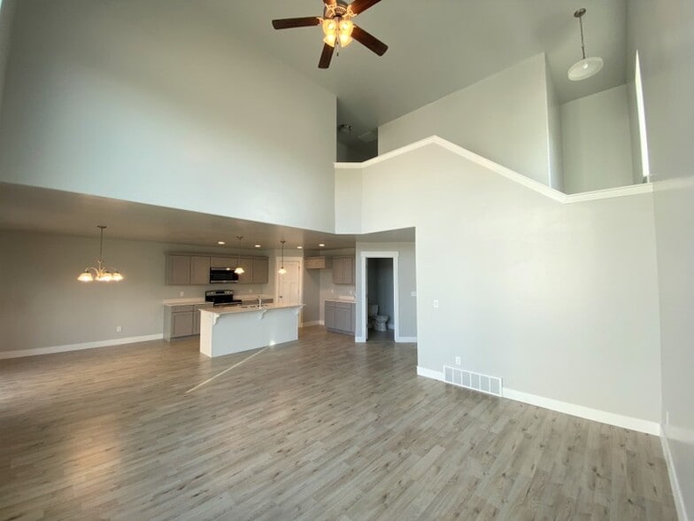 Building Photo - 1758 W Stone Gate Dr