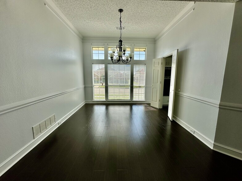 Building Photo - 1301 Royal Palm Ln