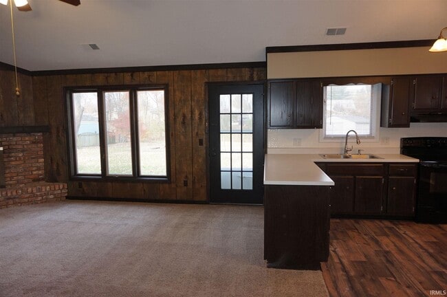 Building Photo - 7231 Elmbrook Dr