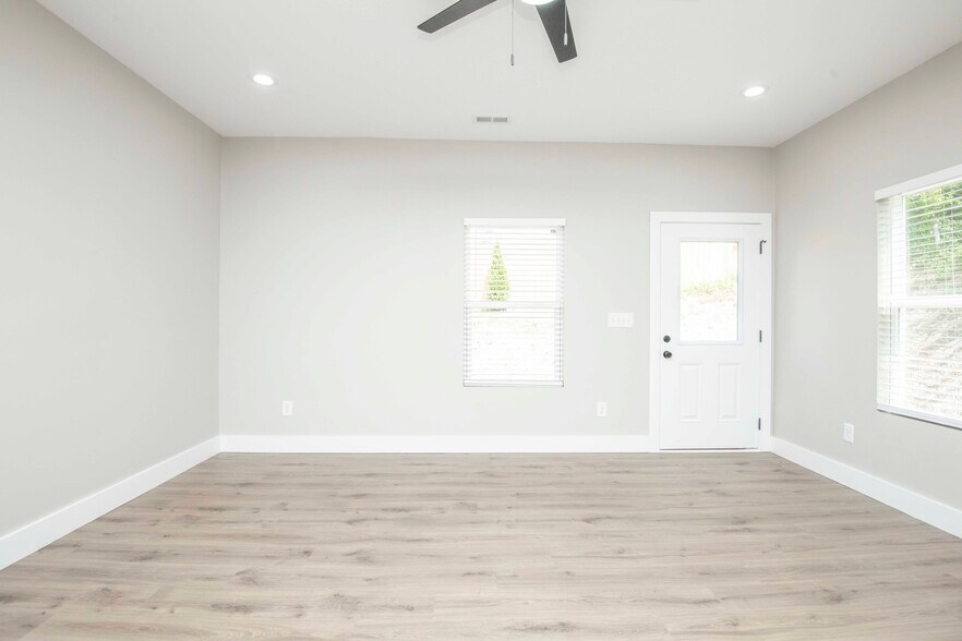Building Photo - 3353 Lay Ave