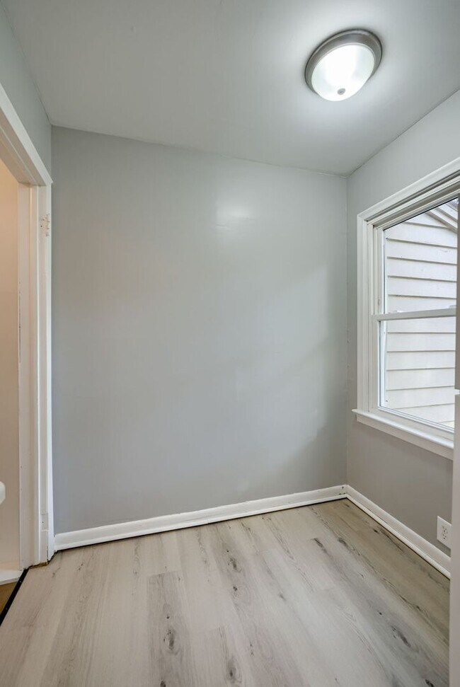 Building Photo - 2 Bedroom With Oversized Garage & Prime Location Near 90th & Blondo!!