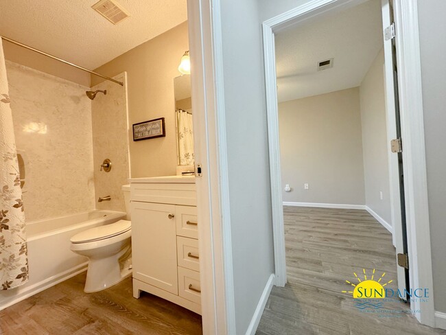Building Photo - Beautiful 3 Bedroom Home in Fort Walton Be...