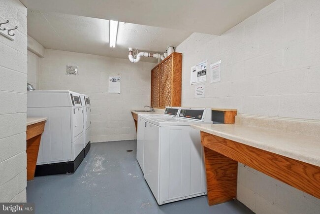 Building Photo - 1225 Martha Custis Dr