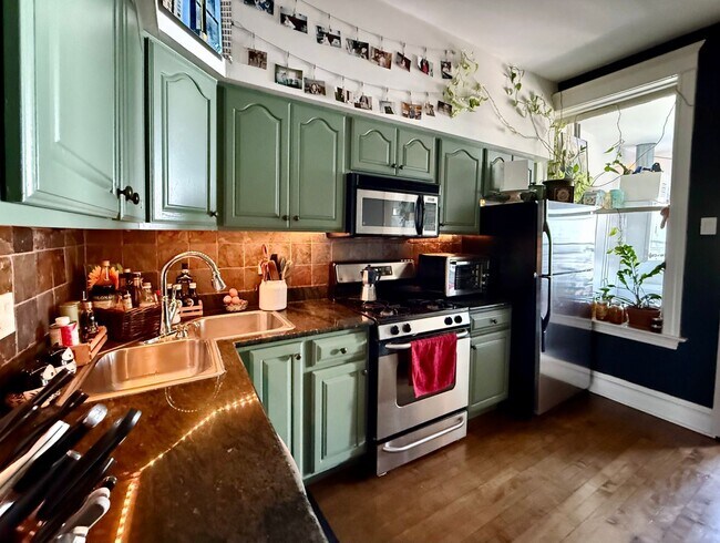 Building Photo - Fully Furnished 4-Bed, 2-Bath MAGNIFICENT ...