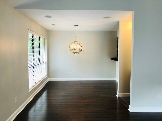 Breakfast nook - 140 Manhattan Ct