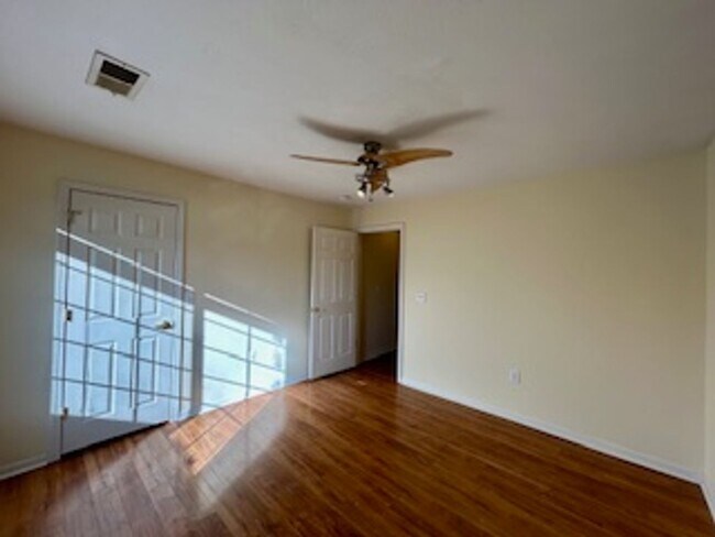 Building Photo - Great 2 Bedroom 2 Bathroom condo on the ea...
