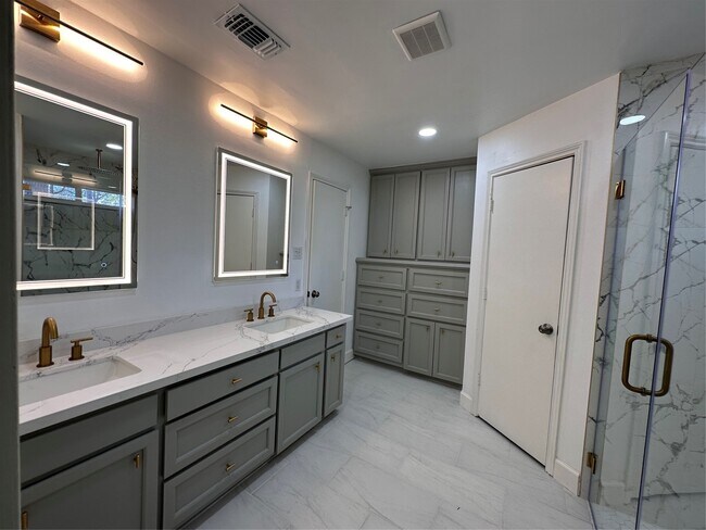 Building Photo - 17707 Moss Point Dr