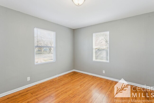 Building Photo - 1703 E Looman St