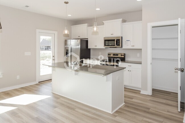 Building Photo - Fantastic 3bd/2ba home! Let yourself in!