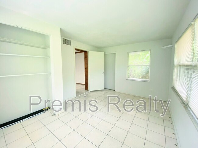 Building Photo - 2686 Sunset Dr