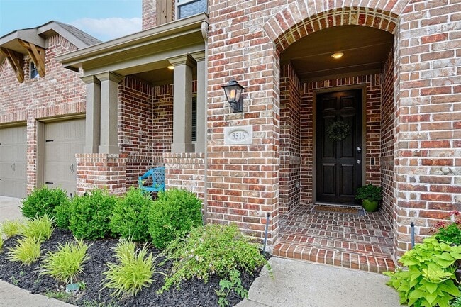 Building Photo - 3515 Washington Dr