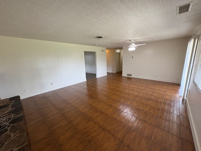 Building Photo - Spacious SE Tulare Home Near Shopping Centers Rent Ready!