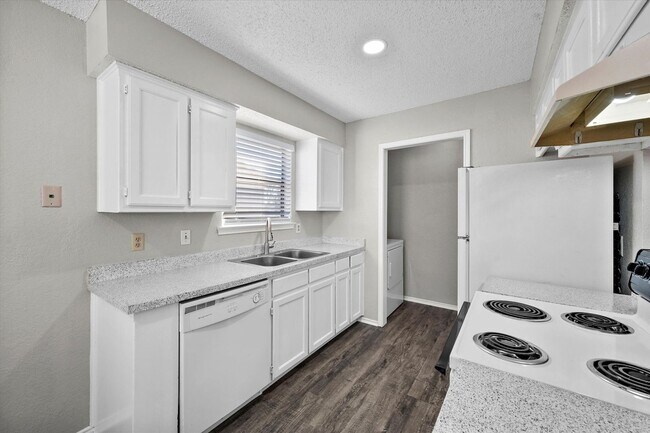 Building Photo - 606 Kings Way Dr