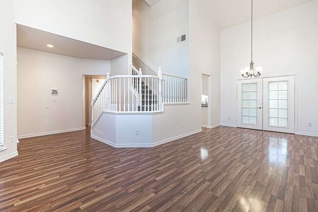 Building Photo - Two story home in Manteca!