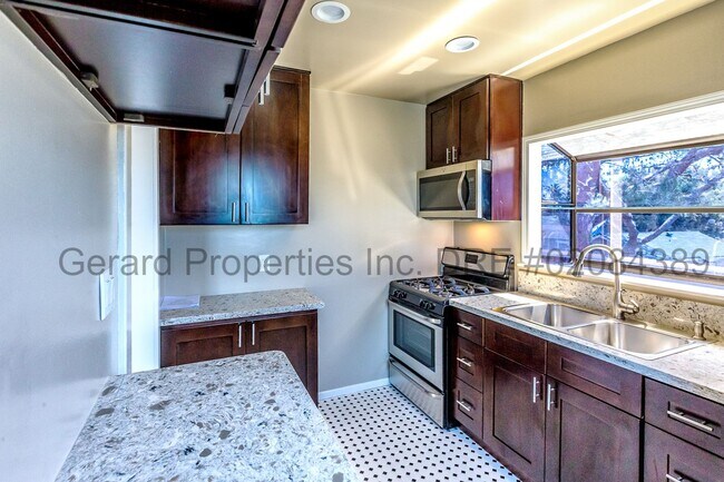 Building Photo - 3034 E Vista