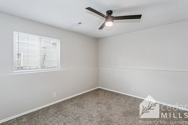 Building Photo - Super sized 3 bedroom townhouse