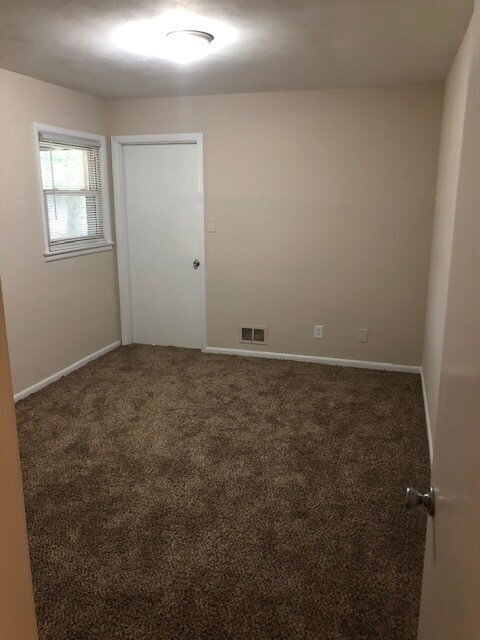 Building Photo - WEST SIDE UPDATED 4 BEDROOM AVAILABLE TODAY!