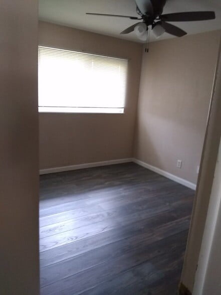 Building Photo - 117 E Poos Dr