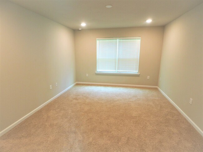 Building Photo - 4 Bedroom home with community pool!