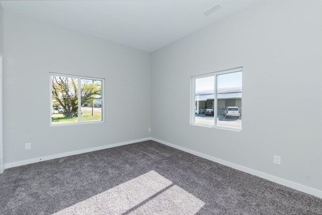 Building Photo - Amazing Three Bedroom Home!