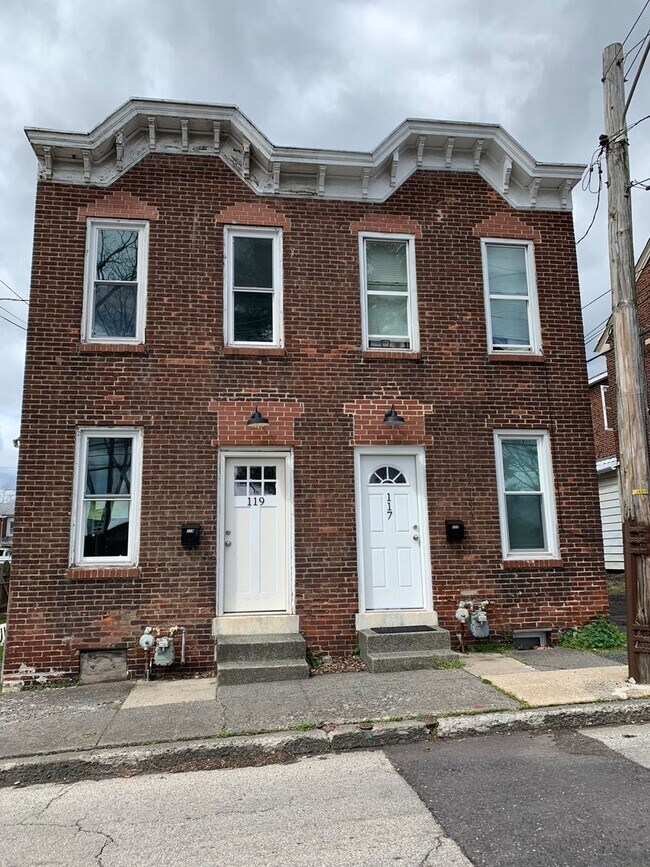 Primary Photo - 3 BR 1.5 BA single family rental