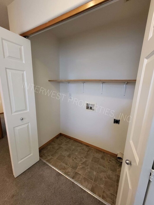 Building Photo - *1/2 OFF 1ST MONTH'S RENT PROMO* 3 Bed NE ...