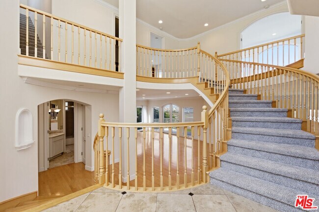 Building Photo - 8120 Billowvista Dr