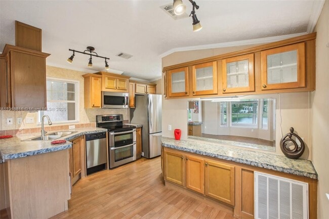 Building Photo - 6621 La Mesa Rd