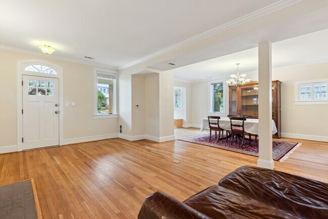 Building Photo - 317 W College Terrace