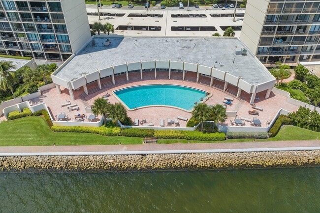 Building Photo - 134 Lakeshore Dr