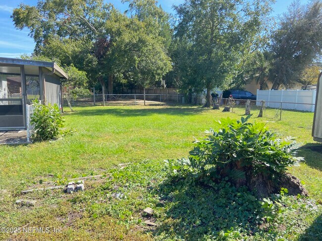 Building Photo - 1120 Bluehill Dr N