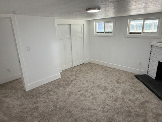 Building Photo - Newly renovated 4 bedroom home!