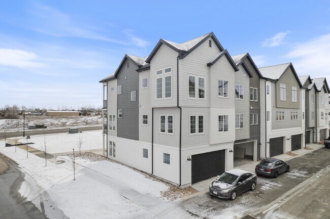 Building Photo - 1804 Sawmill Blvd E