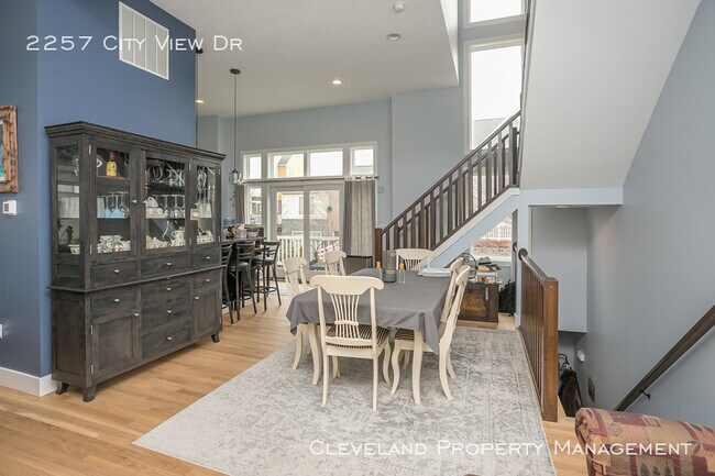 Building Photo - Stylish Tremont Townhome!