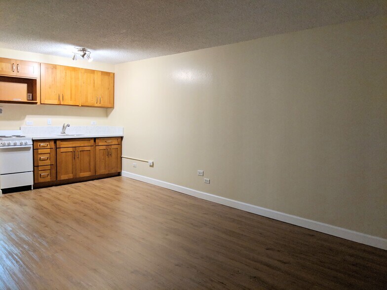 Building Photo - 747 Amana St