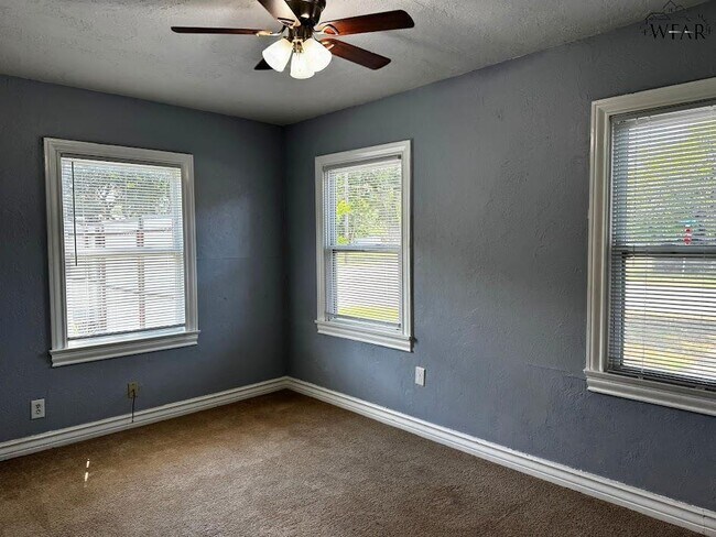 Building Photo - 100 Lilac Ln